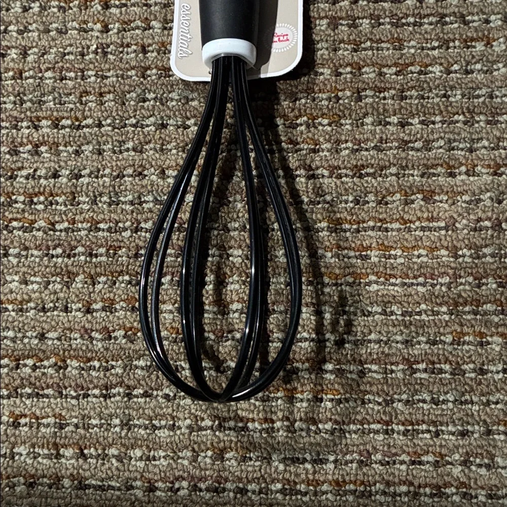 Betty Crocker Black and White Whisk NWT Egg beater baking cooking